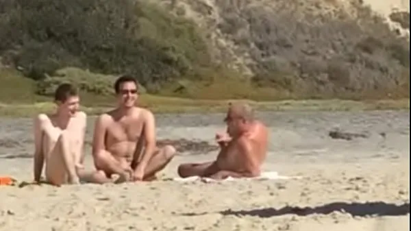 Clips de alimentación HD Chicos atrapados masturbándose en una playa nudista