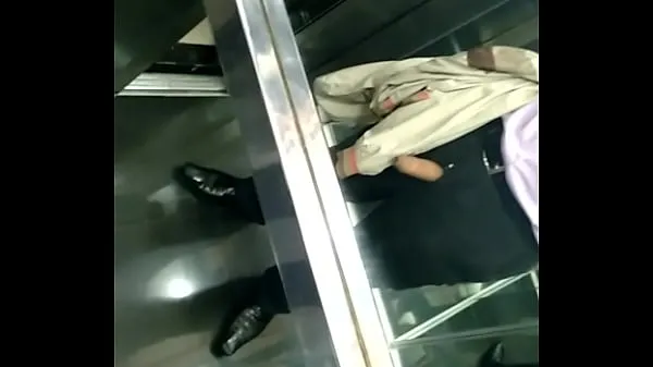 HD Masturbating in the elevator power Clips