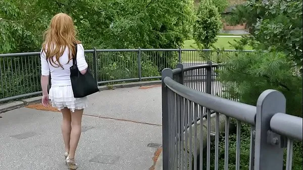 Crossdresser marchant sur le pont extraits vidéo HD