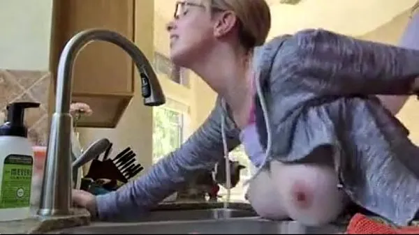 Clip nguồn HD they fuck in the kitchen while their play