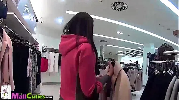 Blonde Girl après avoir persuadé va faire du shopping avec un inconnu extraits vidéo HD