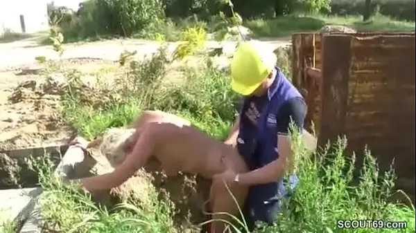 Maman baise avec le travailleur de la construction quand le vieil homme travaille extraits vidéo HD