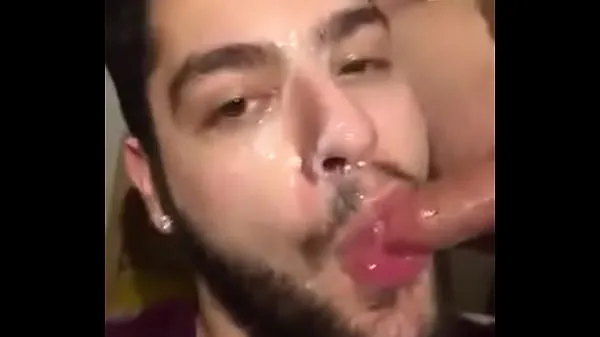 Clips de alimentación HD chupando con semen en la cara