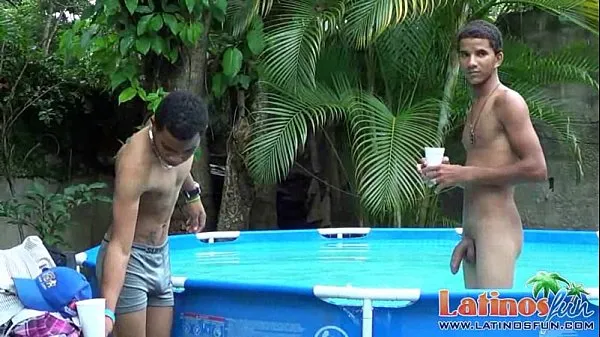 Klipy mocy Horny Latin twinks jump into the pool for oral fun HD