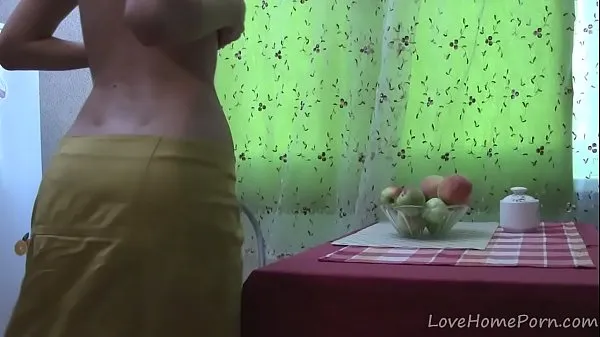 Clips de alimentación HD Chica caliente le encanta quitarse la ropa