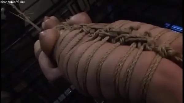 Clips de alimentación HD Puta asiática sucia en shibari es azotada