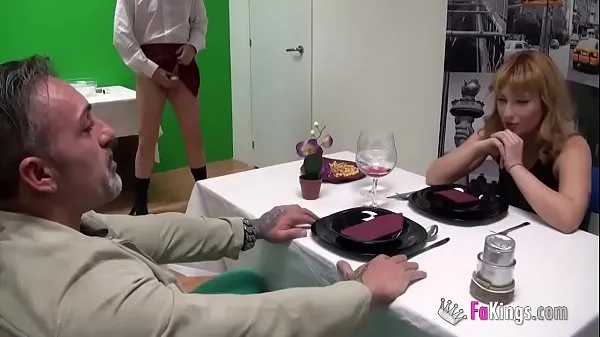 Clips de alimentación HD Fisrt FAKIngs: una estudiante pija con enormes pechos naturales y un portero de discoteca. Estos follan hoy