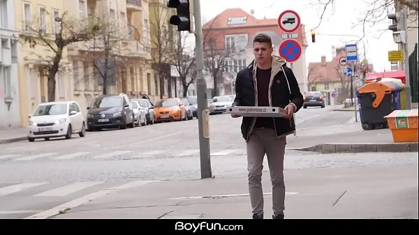 Boyfun - Une livraison de pizzas mène à la baise sans protection extraits vidéo HD