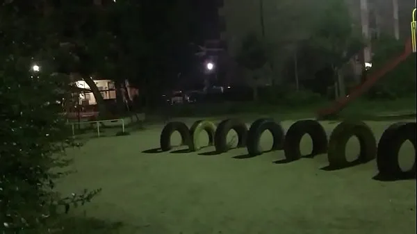 Clips de alimentación HD Exposición al aire libre en el parque por la noche