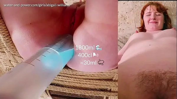 Clips de alimentación HD Enema de Abigail en la silla Parte 2