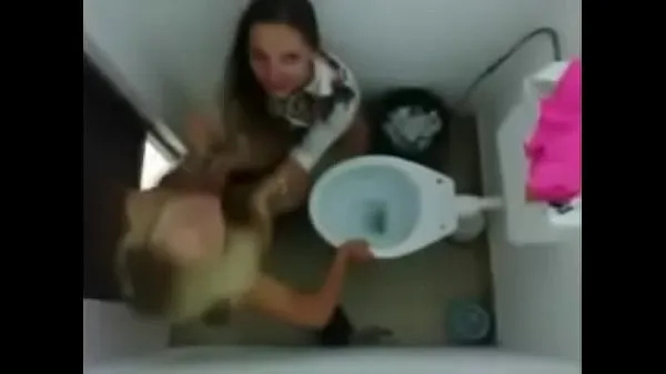 Clips de alimentación HD El video de las jovencitas jugando en el baño cayó en la Red