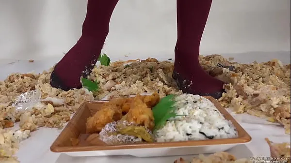 HD foodcrush A woman stepping on food -teholeikkeet