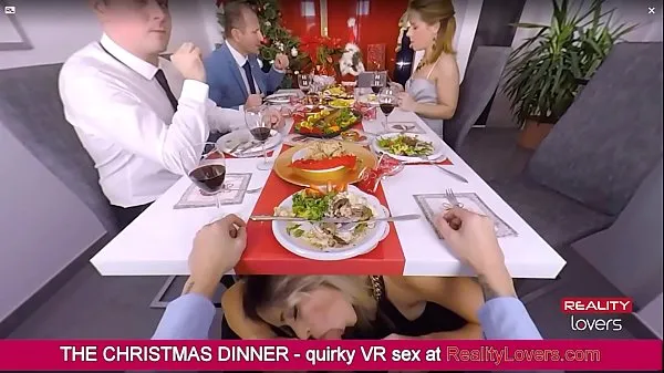 Clips de alimentación HD Vittoria Dolce te sopla debajo de la mesa durante la cena de Navidad en realidad virtual