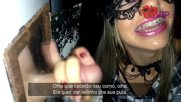 HD Cris em mais um GLORYHOLE, cabine com buracos, ela chupa, engole porra e leva vara na bucetinha, tudo filmado pelo corninho do maridão que é xingado muito por ela güç Klipleri