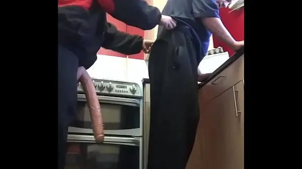 Clips de alimentación HD chico bisexual se graba a sí mismo recibiendo su culo clavado con un consolador grande por novia enmascarada en la cocina