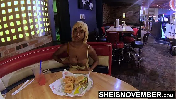 Clips de alimentación HD Msnovember. Exponer los senos grandes. Comiendo comida. Hablando sobre. Una pelicula de miedo. Con su novio. Para evitarle hablar. Sobre el engaño femenino. Extracción. Grandes pechos naturales. Pezones Negros. Areolas redondas