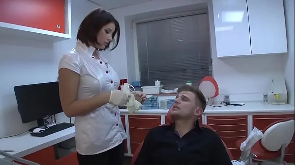 Clips de alimentación HD un dentista joven o. para darle el coño para evitar quejas del cliente a su jefe