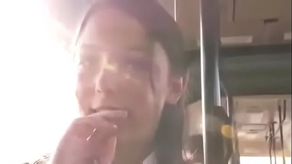 HD Menina nua e fodida em ônibus público clipes de energia