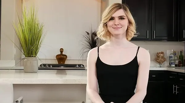 Trans blonde maigre suce et se fait baiser par une bite dure extraits vidéo HD