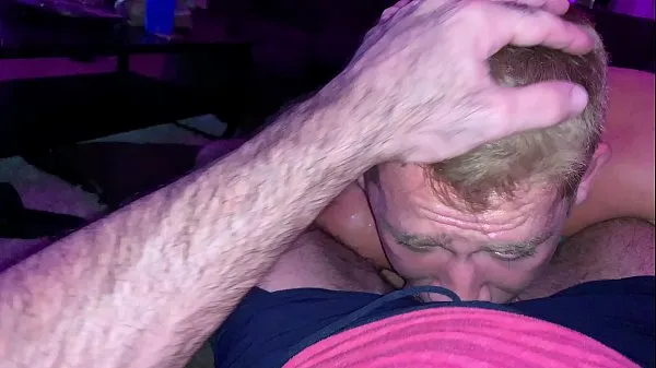 HD Papa Billy Santoro lehnt sich zurück und lässt sich von seinem Jungen Gage für ein saftiges Videospiel bedienenPower-Clips