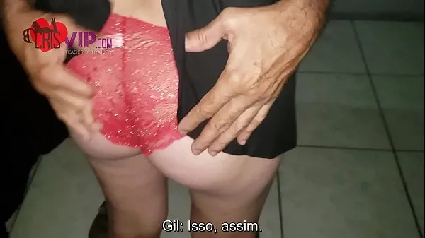 HD Esposa Hotwife com dois caras no sexshop humilhando o marido Cuckold que filma toda a putaria güç Klipleri