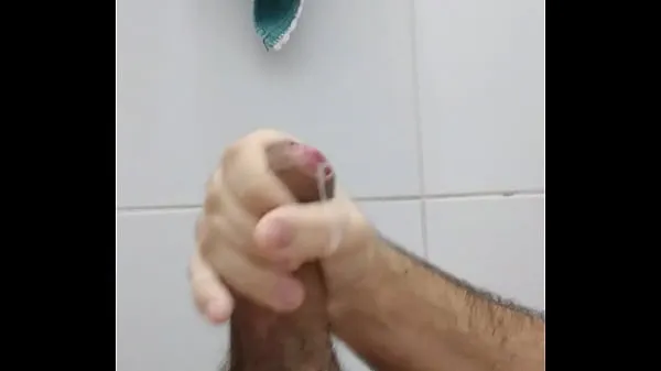 Clips de alimentación HD Oso pajeándose en el baño