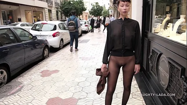 Pas de collants sans jupe en public extraits vidéo HD