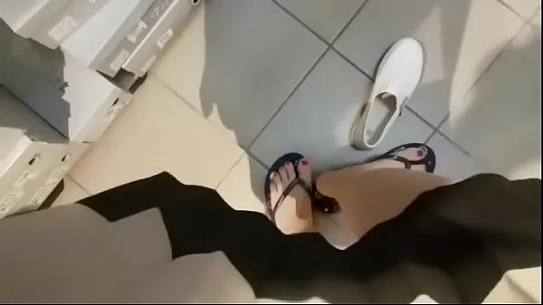 Espionnez les pieds moites de votre maman sexy tout en changeant de chaussures différentes dans le magasin extraits vidéo HD