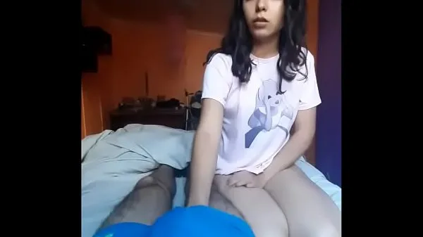 Clips de alimentación HD Ella con polera de Alicia en el pais de las maravillas se acerca a darme una mamada hasta que me convence de meterle el pene en su vagina