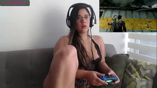 Sexy Latina jouant à un jeu vidéo extraits vidéo HD