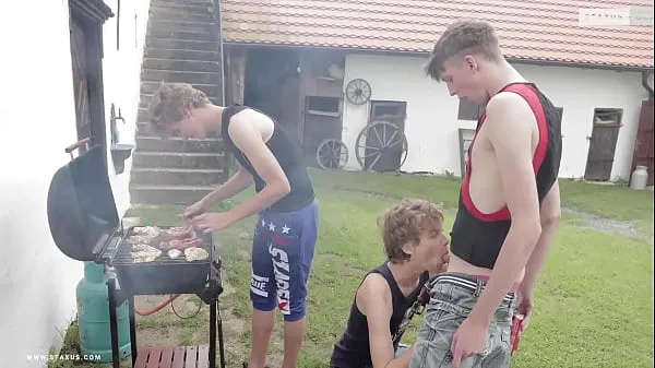 Des minets chauds baisent après un barbecue extraits vidéo HD