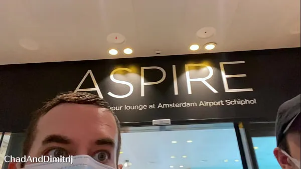 HD riskanter öffentlicher Blowjob in den Toiletten des Flughafens Amsterdam Schiphol mit GesichtsbehandlungPower-Clips