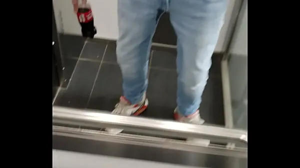 HD Pissing in elevator güç Klipleri