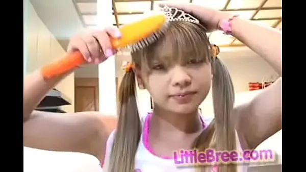 HD Little Bree brushers her hair and then shows you her tiny pussy مقاطع الطاقة