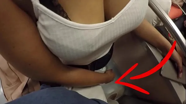 Une MILF blonde inconnue aux gros seins a commencé à toucher ma bite dans le métro! Cela s'appelle le sexe vêtu extraits vidéo HD