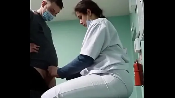 HD Медсестра дает женатому парнюзажимы питания