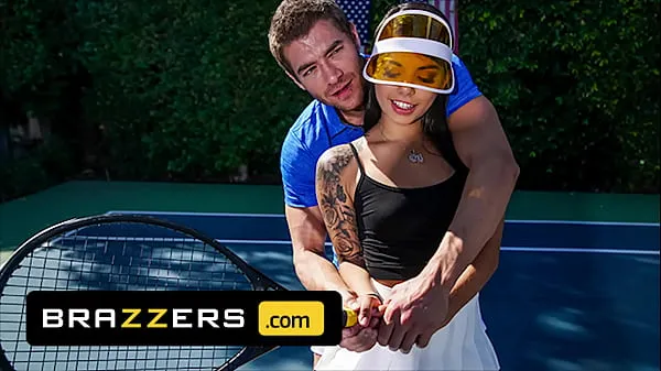 Clips de alimentación HD Xander Corvus) Massages (Gina Valentinas) Foot To Ease Her Pain They End Up Fucking - Brazzers