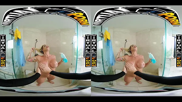 HD Busty Blonde MILF Robbin Banx Seduces Step Son In Shower stroomclips