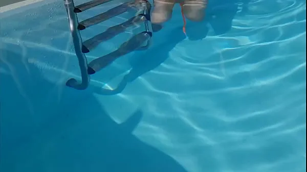 Clips de alimentación HD Amiga colegiala se masturba en la piscina del instituto