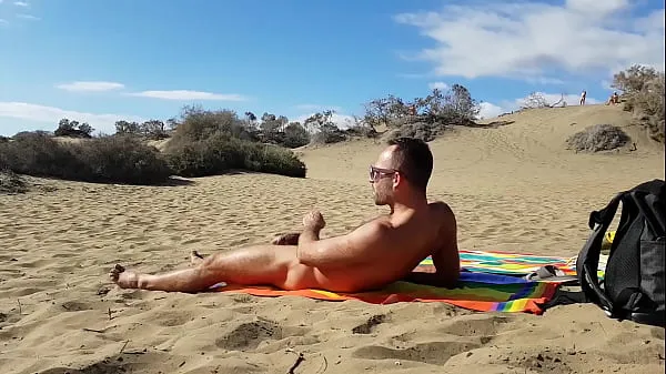 HD Public handjob in the dunes of Gran Canaria 파워 클립