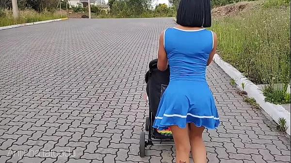 Charmante mère en robe bleue sans culotte lors d'une promenade dans la rue extraits vidéo HD