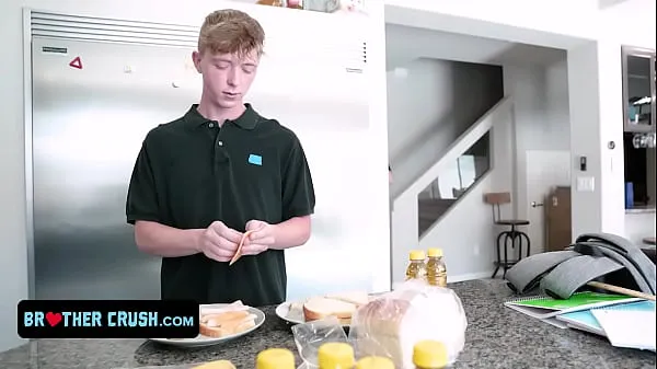 Fit Guy découvre que son petit demi-frère mesure sa bite et l'aide à devenir dur extraits vidéo HD