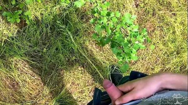 HD Young Guy In The Woods Alone Takes Out His Dick To Pee kraftklipp