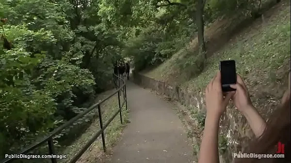 Une tchèque se promenait nue en public extraits vidéo HD