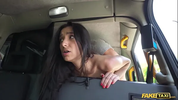 Clips de alimentación HD Fake Taxi Sex taxista hambriento se folla el apretado coño de su pasajero