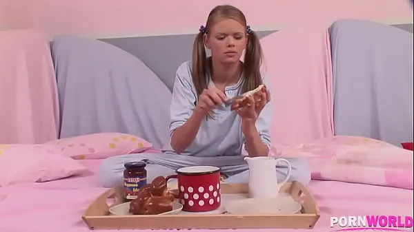 HD Hungry Teen Gets Creamy Facial For Breakfast GP1670 kraftklipp