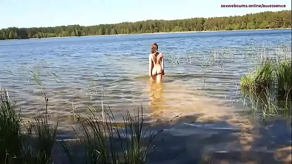 HD Ein Mädchen in einem See, gesehen aufPower-Clips