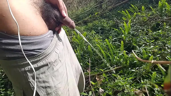 Clips de alimentación HD DESPUÉS DE ORINAR EN EL BOSQUE, UNA PAJA BAJO EL CALOR SOL CON MI POLLA