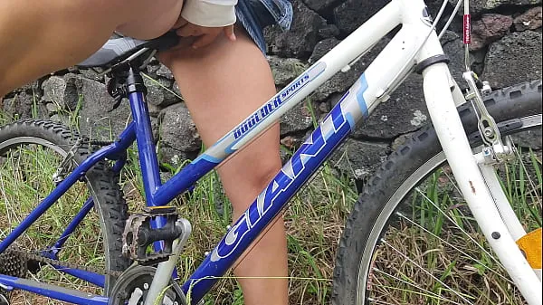 HD Student Girl Riding Bicycle&Masturbating On It After Classes In Public Park 파워 클립