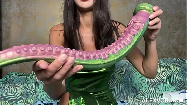 Clips de alimentación HD Hotkinkyjo en sexy vestido verde folla su culo con un consolador largo de sinnovator, fisting anal y prolapso